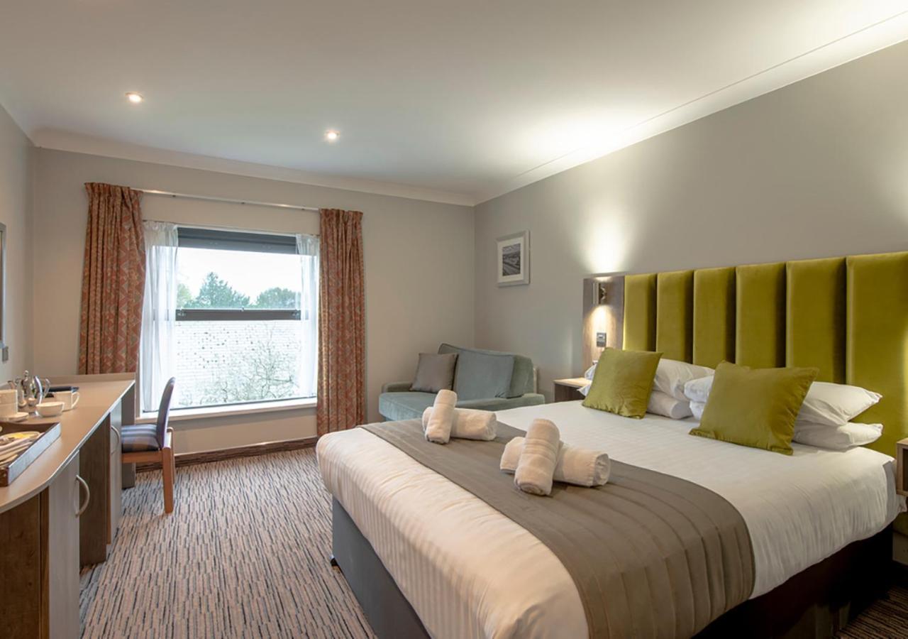 Hogs Back Hotel&Spa Farnham  Buitenkant foto