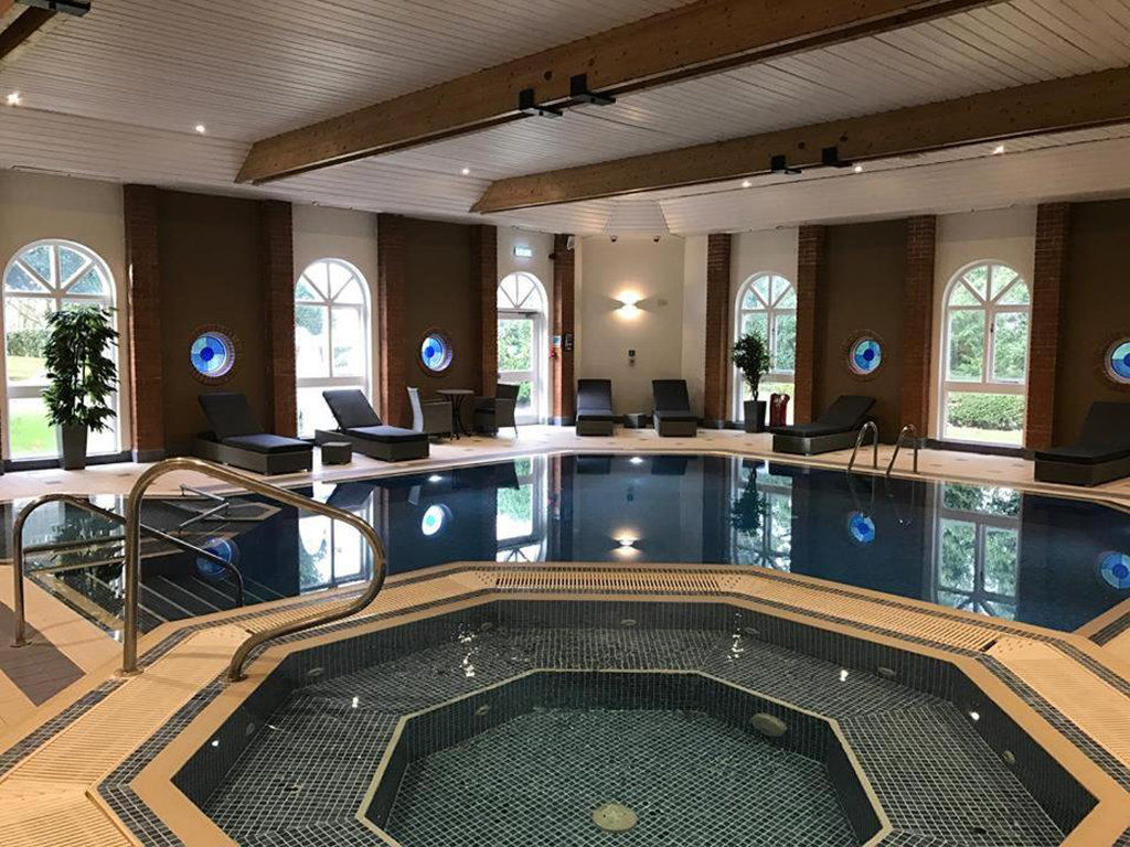 Hogs Back Hotel&Spa Farnham  Buitenkant foto
